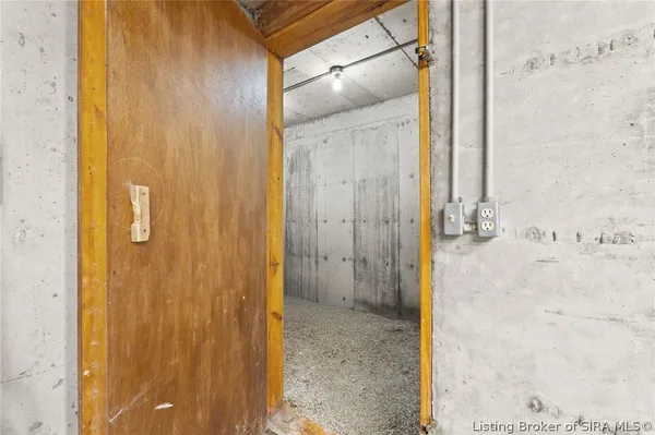 $849,900 | 925 West Oakwood Lane, Paoli, IN 47454