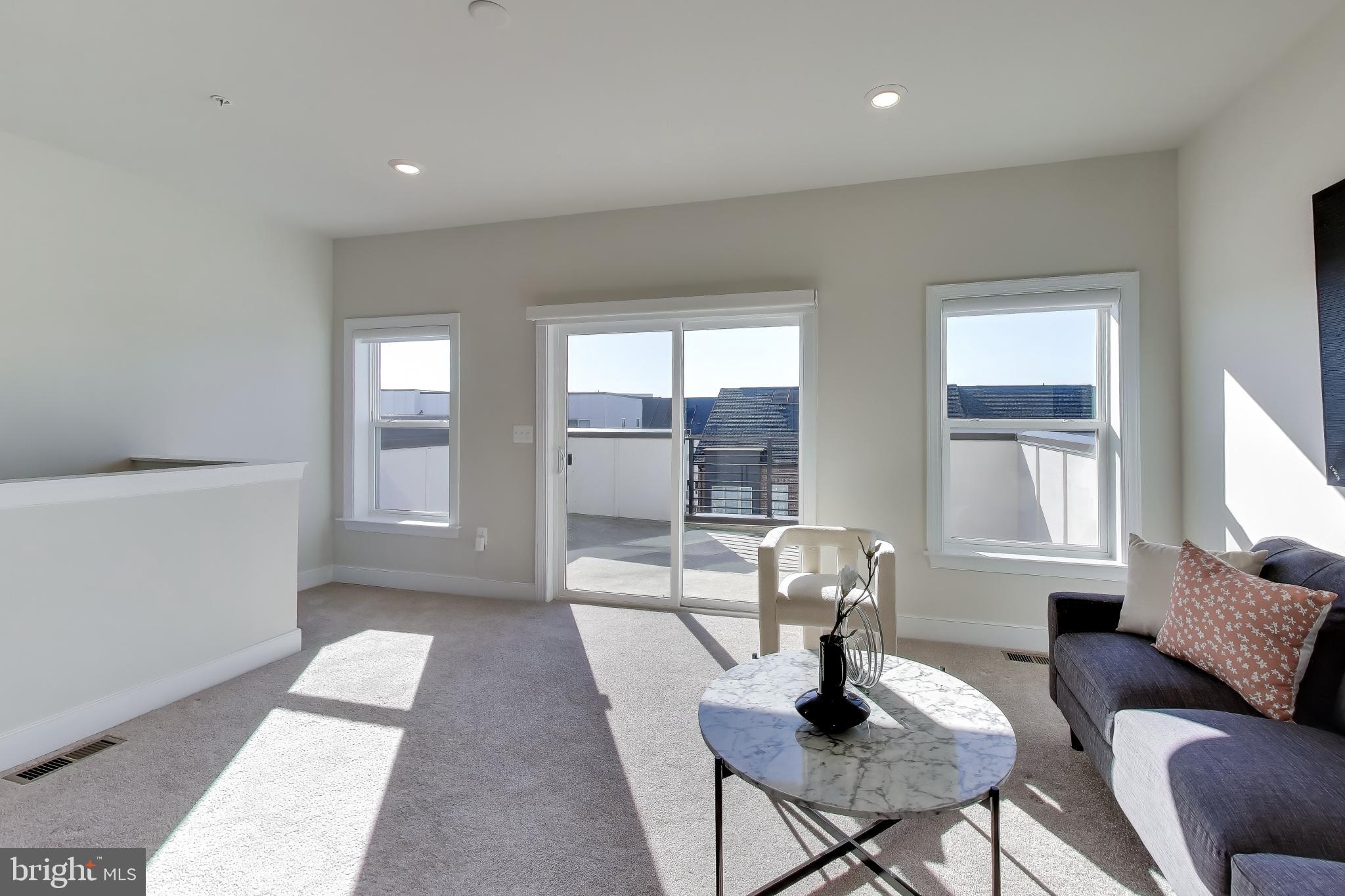 111 Armstrong Place Gaithersburg, MD 20878 - Photo 27 of 50 a living room with furniture and a window