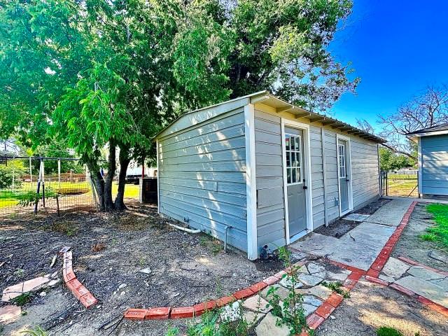 903 North 4th Street Ballinger, TX 76821 - Photo 5 of 12 a view of a backyard
