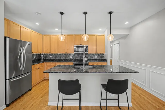 $615,000 | 1132 West Wolfram Street, Unit 2, Chicago, IL 60657