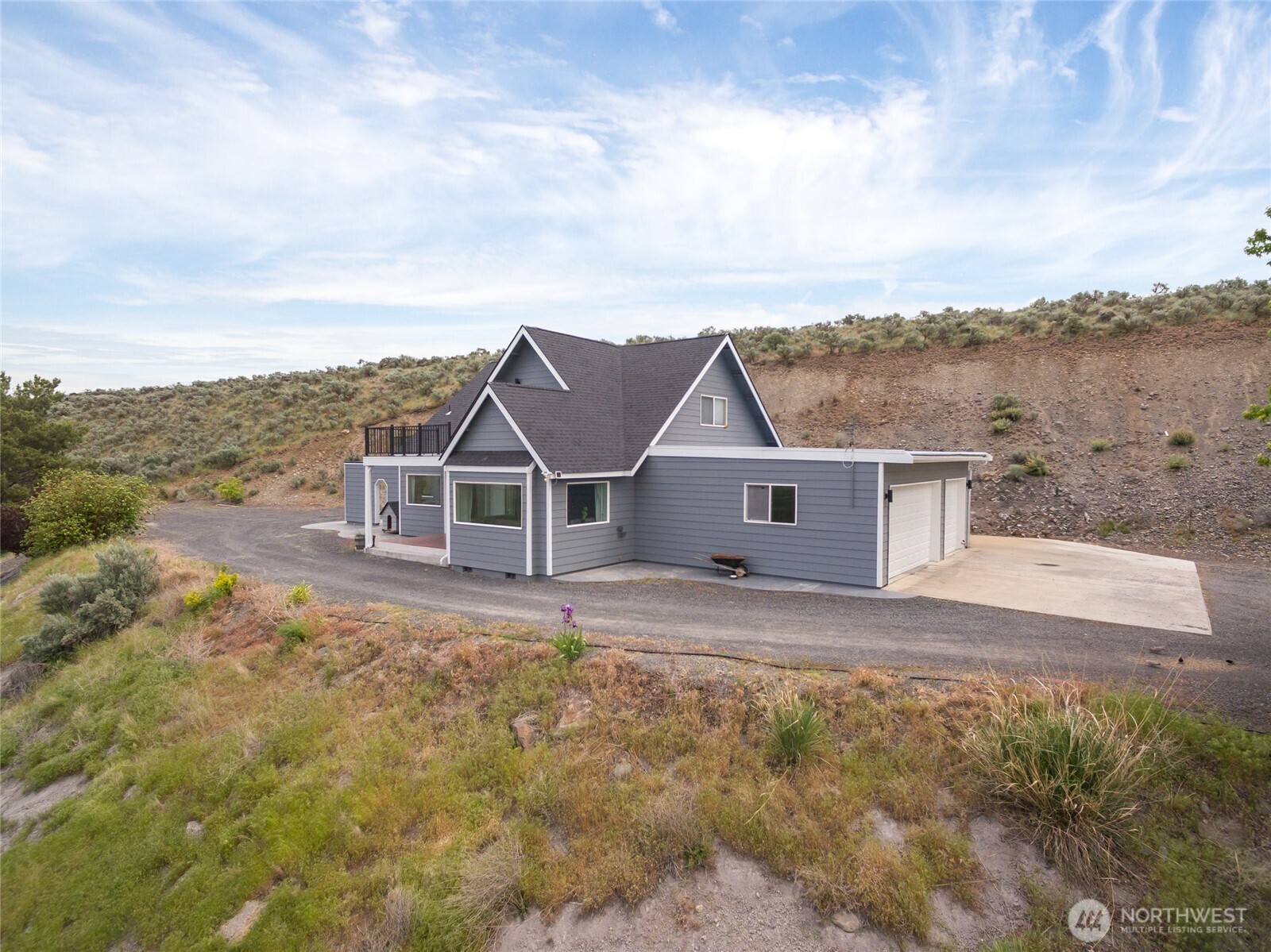 11975 Northeast Neppel Road Moses Lake, WA 98837 - Photo 15 of 33 front view of house with a yard