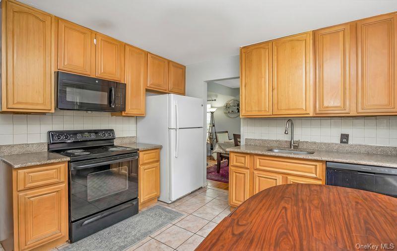 215-08 23rd Road Queens, NY 11360 - Photo 6 of 34
