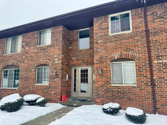 $1,300 | 19601 West 12 Mile Road, Unit 202, Southfield, MI 48076