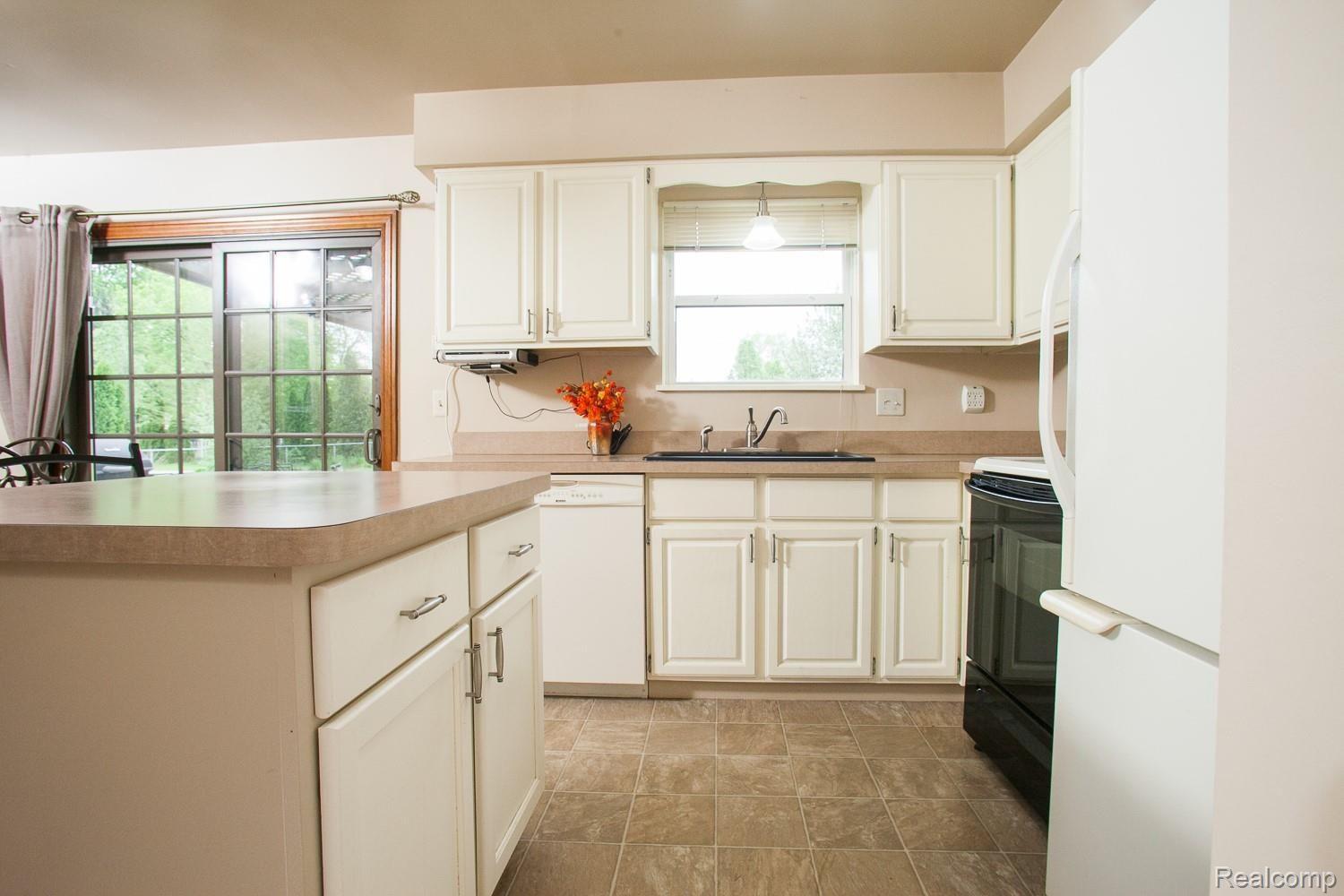 7109 Sharp Road Swartz Creek, MI 48473 - Photo 7 of 23 Kitchen3.jpg