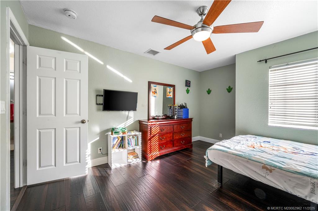 5532 Southeast Graham Drive Stuart, FL 34997 - Photo 26 of 43 a living room with furniture and a flat screen tv