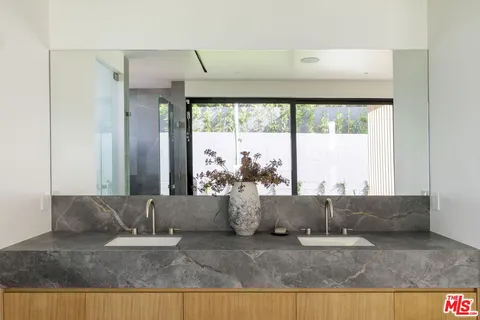 $5,295,000 | 5208 Sanchez Drive, Los Angeles, CA 90008