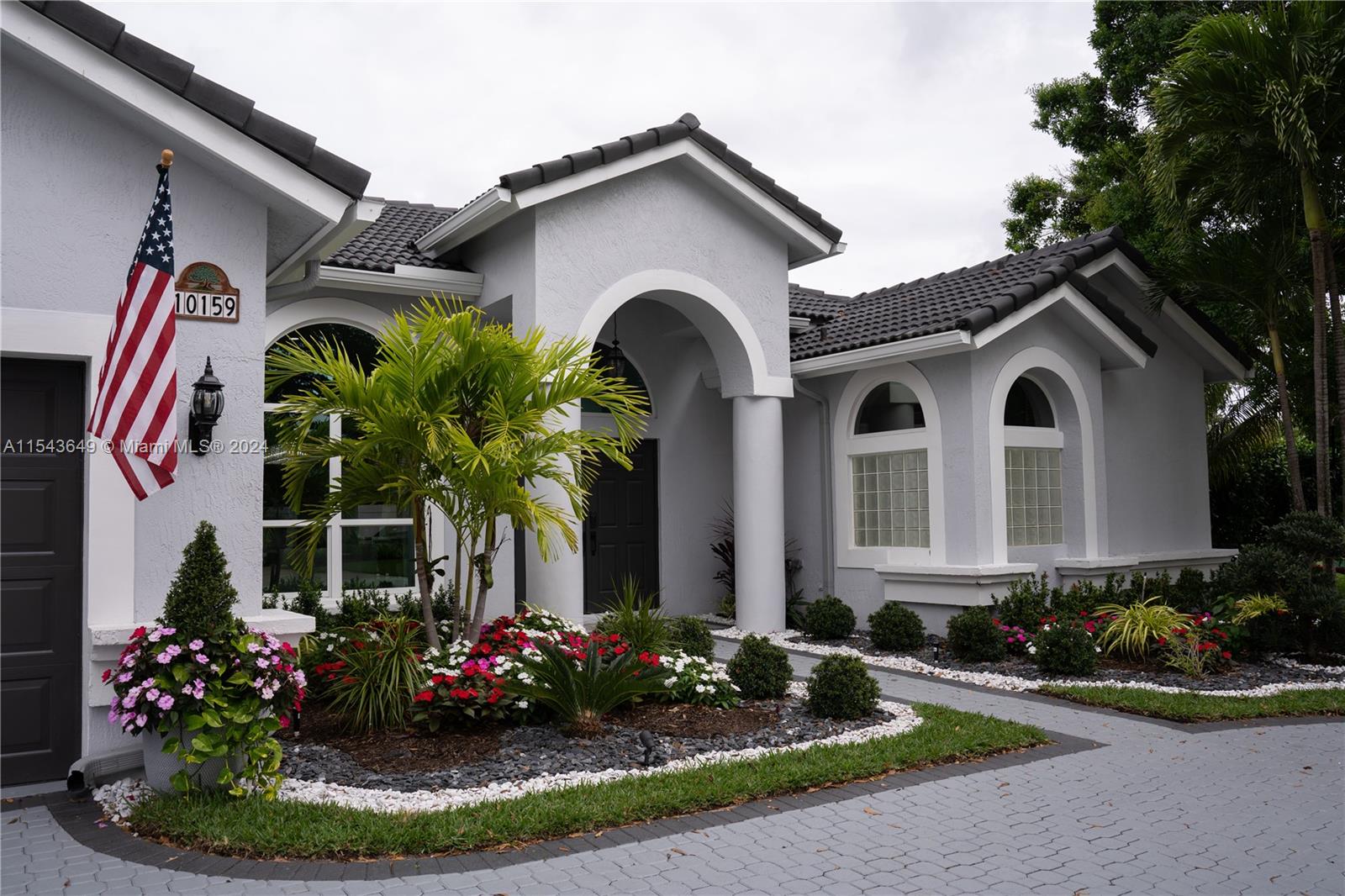 10159 Umberland Place Boca Raton, FL 33428 - Photo 4 of 25 a front view of a house with a yard