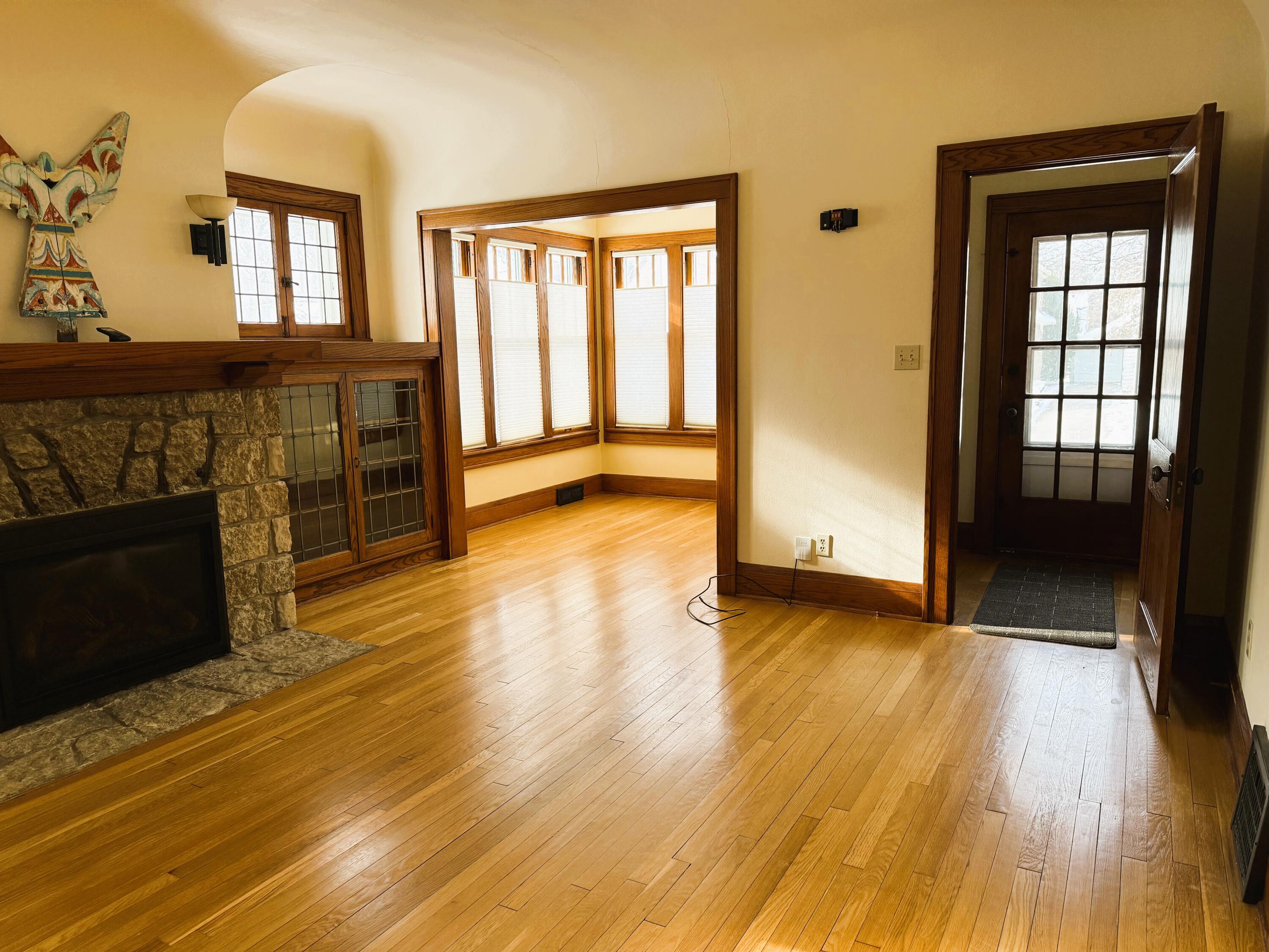 1904 North 83rd Street Wauwatosa, WI 53213 - Photo 11 of 29 Built-ins & Leaded Glass