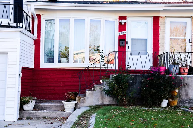 a view of entryway of a house