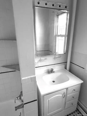 $1,800 | 50 Huber Place, Unit 2ND FLOOR REAR, Yonkers, NY 10704