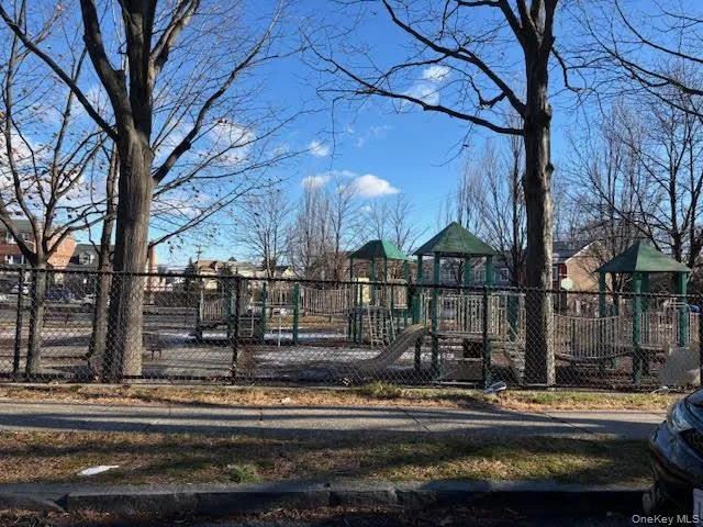 $1,800 | 50 Huber Place, Unit 2ND FLOOR REAR, Yonkers, NY 10704