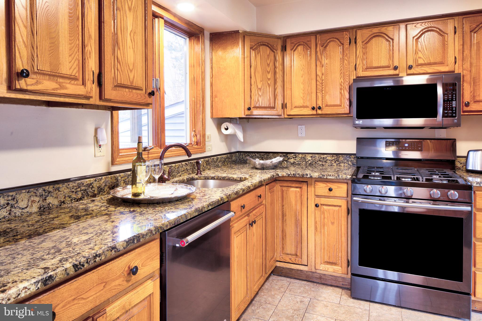 Kitchen: granite counters