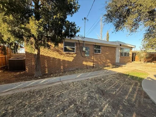a view of a yard with a house
