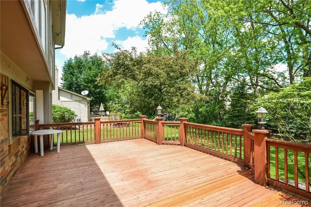 580 Sunlight Drive Rochester, MI 48309 - Photo 34 of 43 046-Deck-4271353-medium.jpg