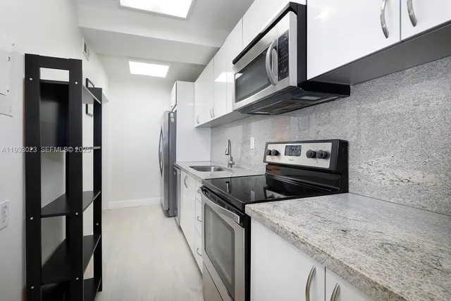 $3,000 | 100 Lincoln Road, Unit 330, Miami Beach, FL 33139