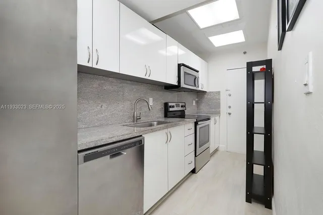 $3,000 | 100 Lincoln Road, Unit 330, Miami Beach, FL 33139