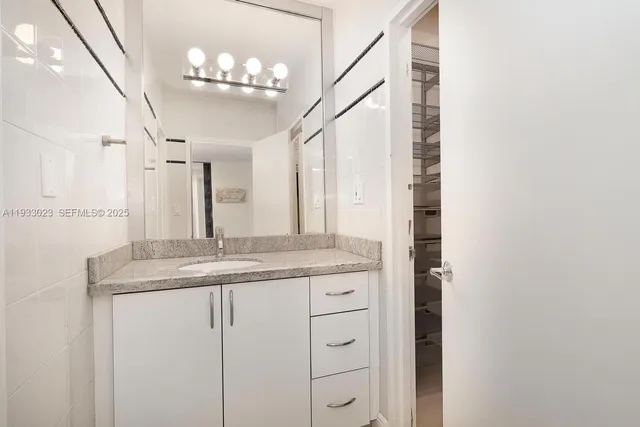 $3,000 | 100 Lincoln Road, Unit 330, Miami Beach, FL 33139