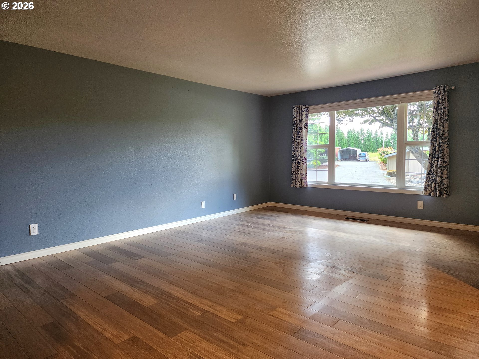 26383 South Meridian Road Aurora, OR 97002 - Photo 5 of 46 Living Room