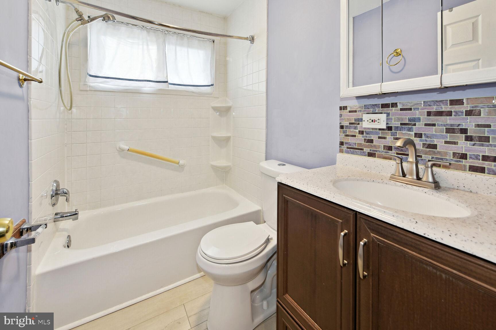 1314 Salem Road Burlington, NJ 08016 - Photo 17 of 20 2nd Floor Full bath