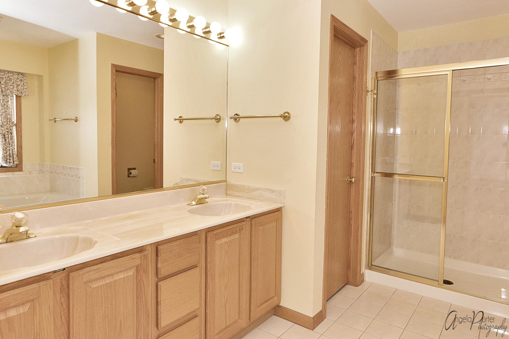 1409 Elm Street Spring Grove, IL 60081 - Photo 16 of 28 a bathroom with a sink and a mirror
