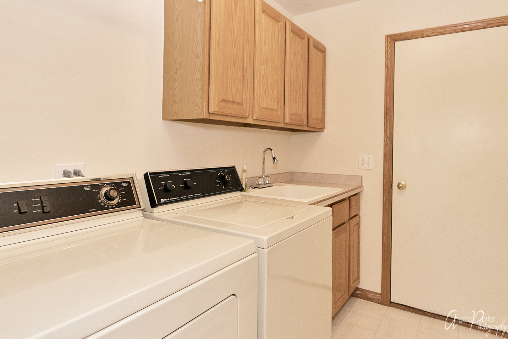 1409 Elm Street Spring Grove, IL 60081 - Photo 21 of 28 a utility room with dryer and washer