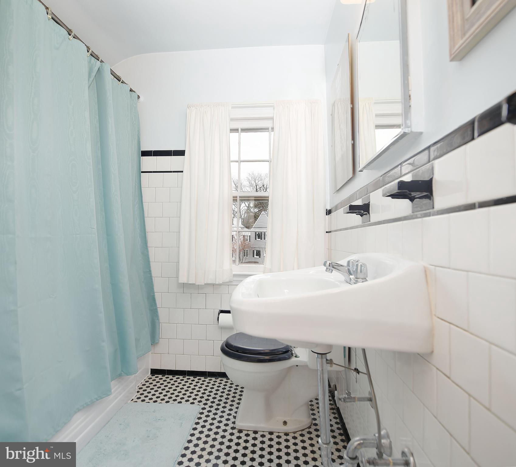 1234 Lake Falls Road Baltimore, MD 21210 - Photo 24 of 33 Shared Second Floor Full BA