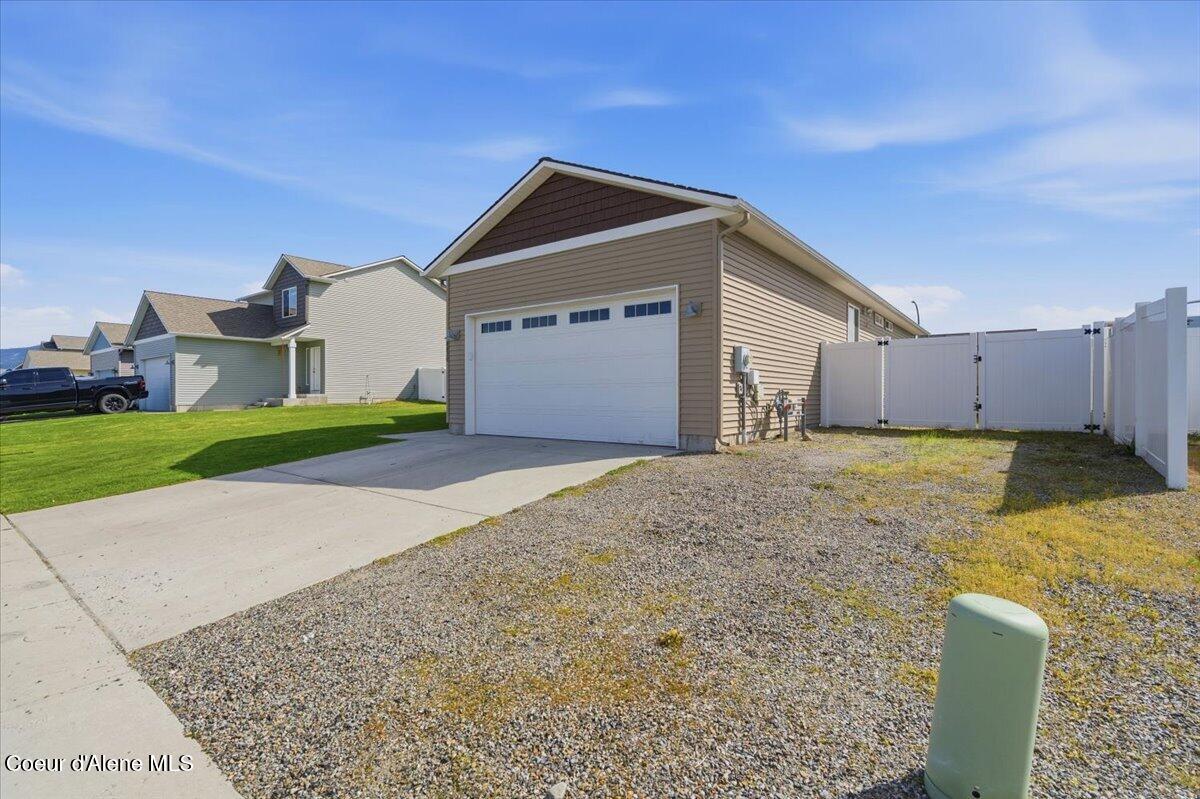 8830 North Mountainshire Road Post Falls, ID 83854 - Photo 3 of 30 03-8830 N Mountainshire Rd_RedHogMedia