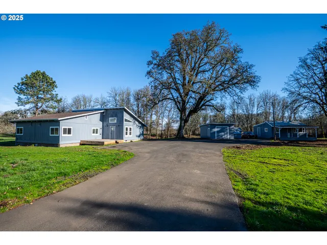 a view of a yard with a house