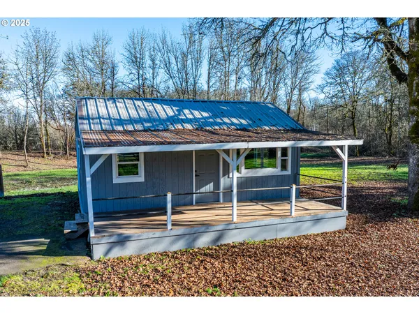 en empty room with wooden floor and windows