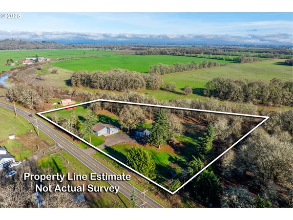 a view of a yard with a house