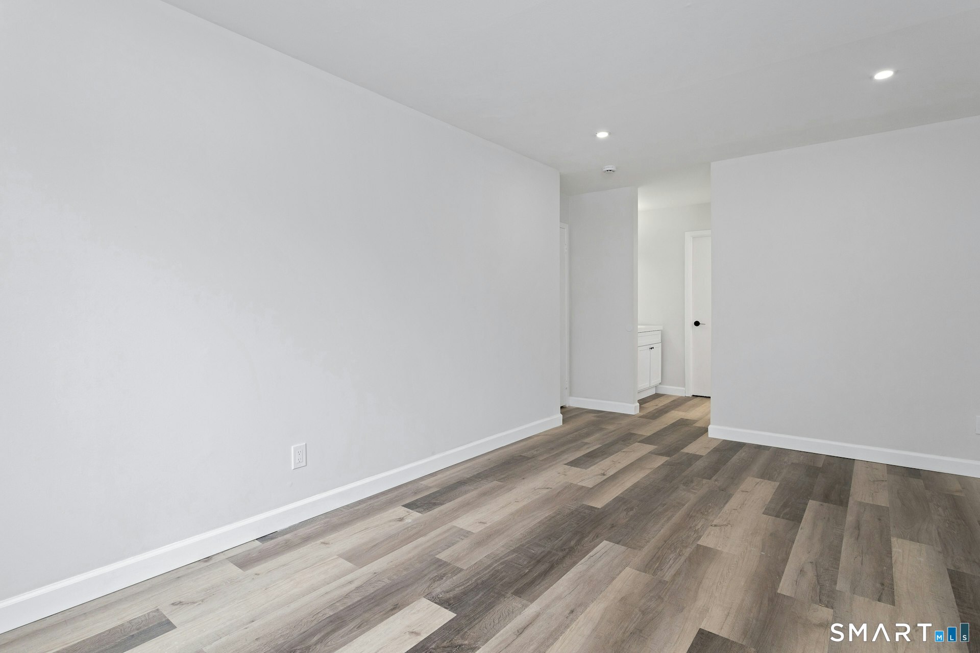 154 Cold Spring Road, Unit 18 Stamford, CT 06905 - Photo 20 of 28 a view of room