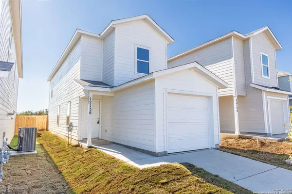 a view of a house with backyard