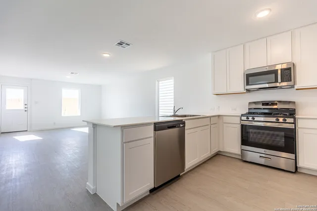 $1,800 | 12136 La Cuchilla San Antonio Tx 78245, San Antonio, TX 78245