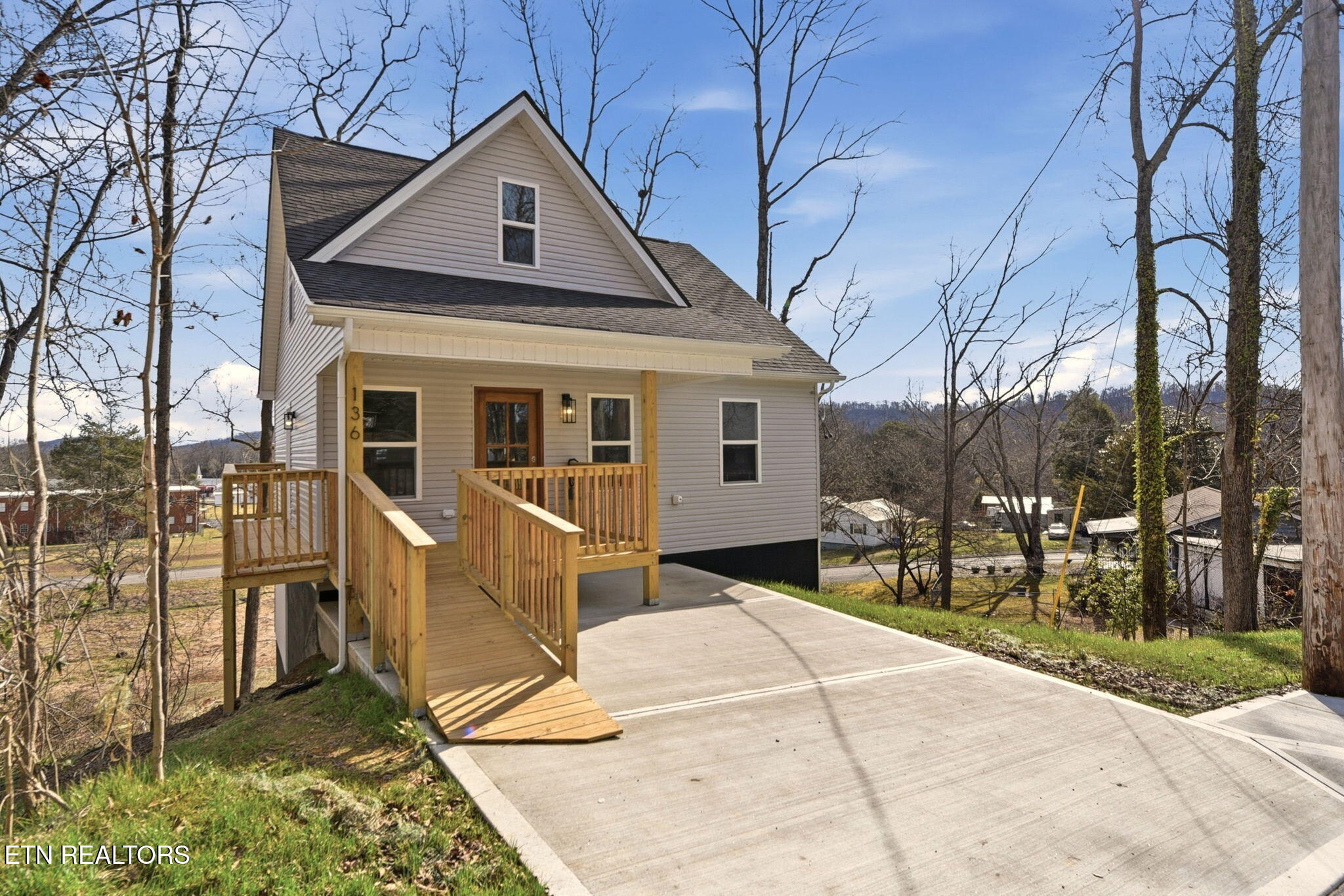 136 California Avenue Oak Ridge, TN 37830 - Photo 2 of 23 2-web-or-mls-Clfrn136 (5)