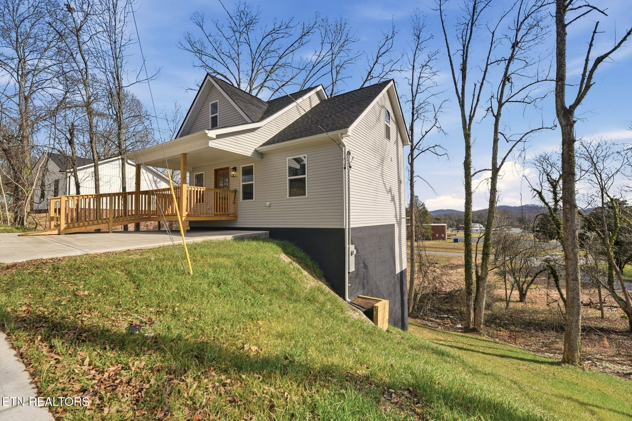 136 California Avenue Oak Ridge, TN 37830 - Photo 3 of 23 3-web-or-mls-Clfrn136 (8)