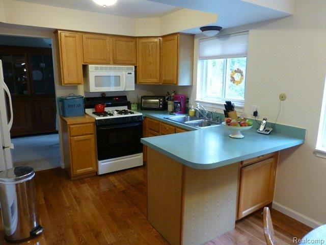 43883 Arlington Road Canton, MI 48187 - Photo 2 of 13 Oak Kitchen