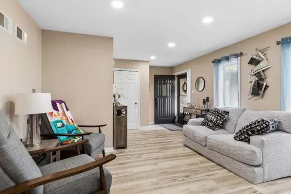 $369,000 | 407 Greenfield Road, Shorewood, IL 60404