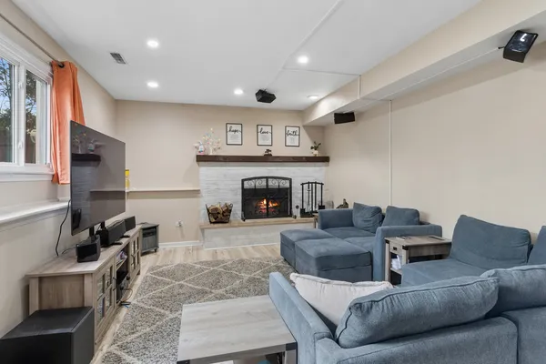 $369,000 | 407 Greenfield Road, Shorewood, IL 60404