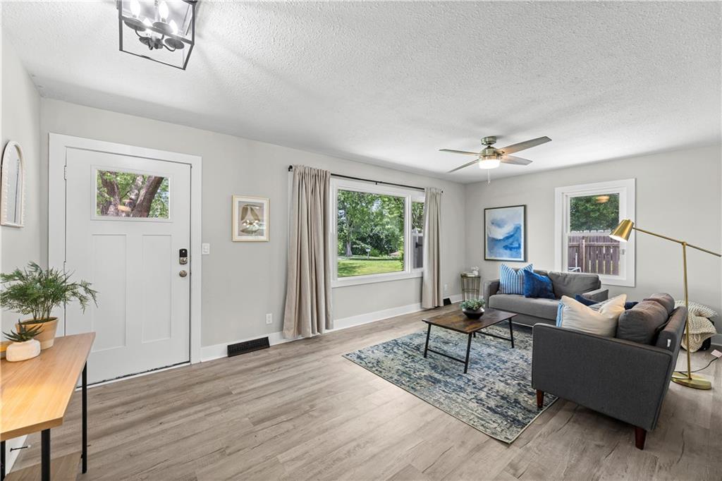 13101 Northwest Porter Road Parkville, MO 64152 - Photo 4 of 44