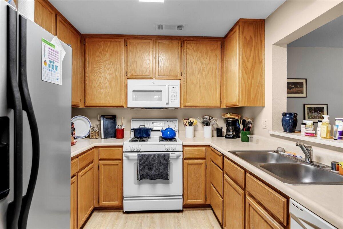 4597 Lynbrook Loop Redding, CA 96003 - Photo 23 of 36 Unit 2 - kitchen