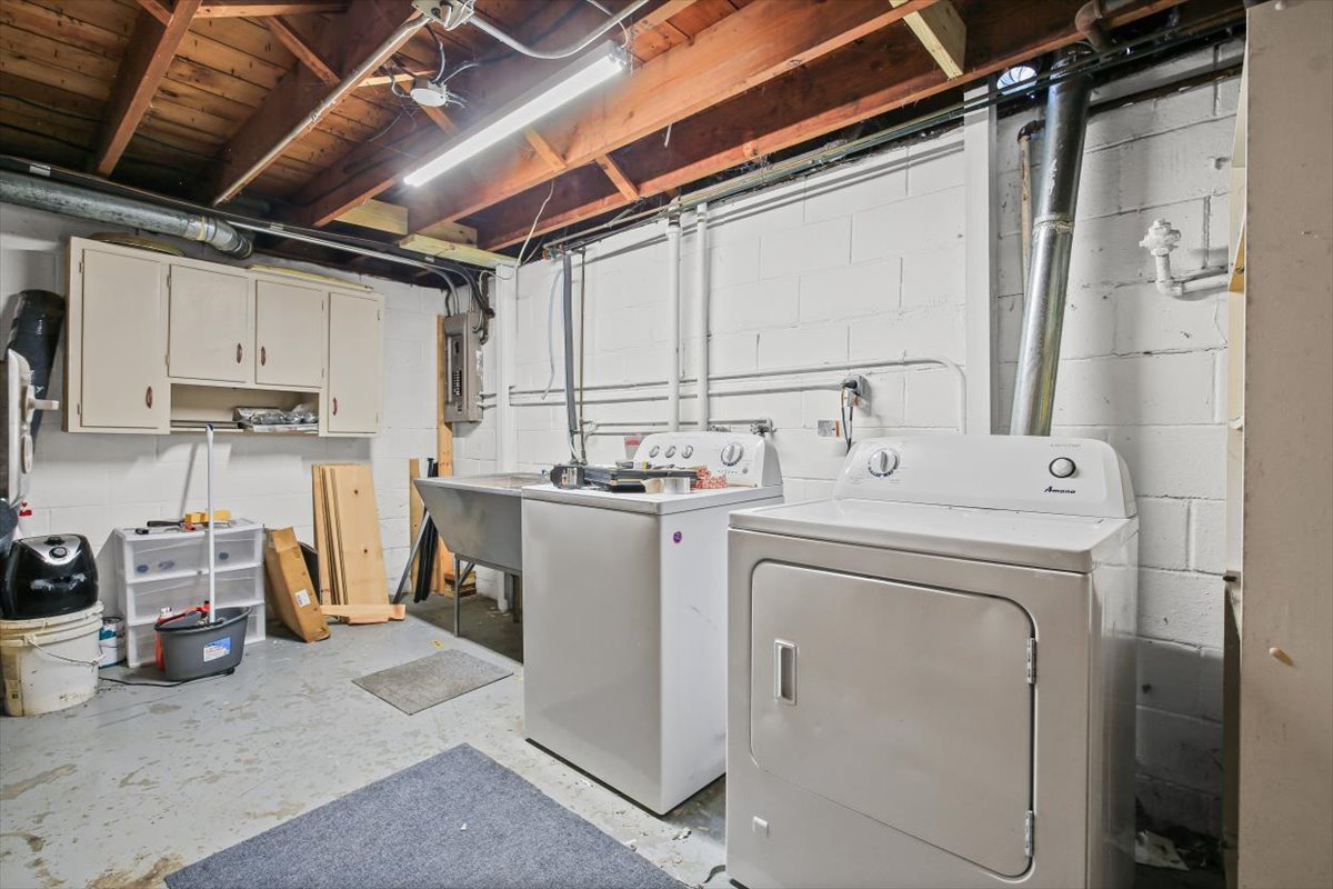 8 University Court Normal, IL 61761 - Photo 15 of 19 a utility room with dryer and washer