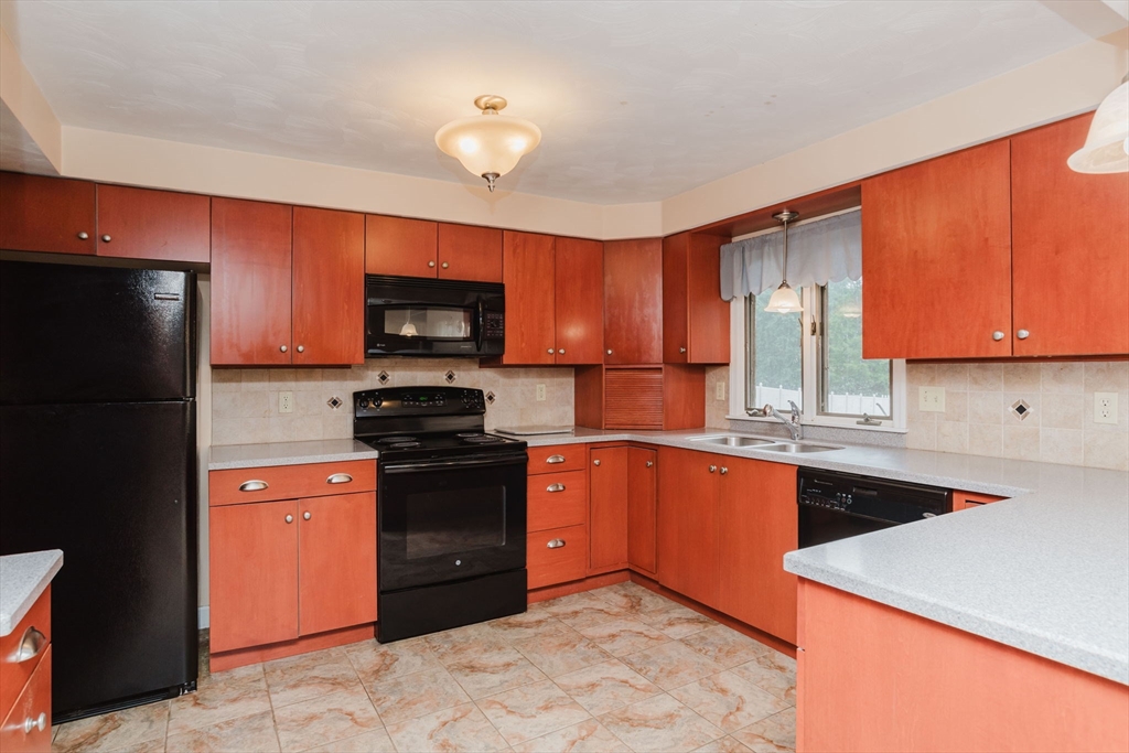 216 County Road East Freetown, MA 02717 - Photo 8 of 19