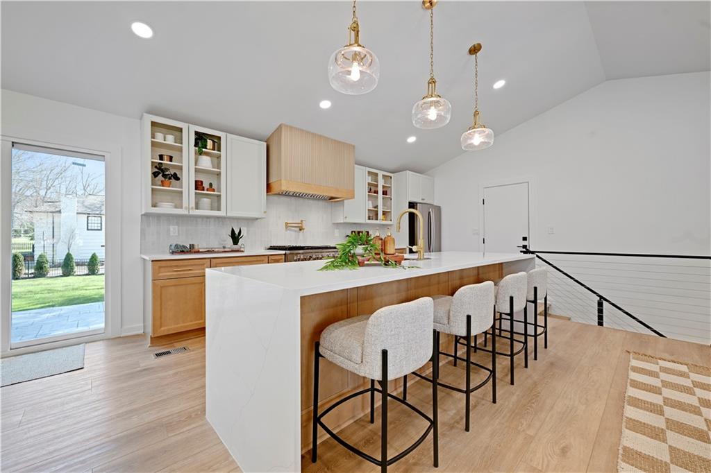 9427 Wenonga Road Leawood, KS 66206 - Photo 11 of 45