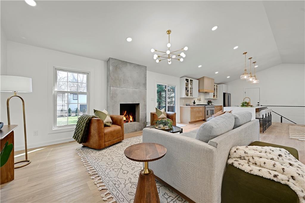 9427 Wenonga Road Leawood, KS 66206 - Photo 3 of 45