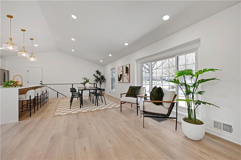 9427 Wenonga Road Leawood, KS 66206 - Photo 8 of 45