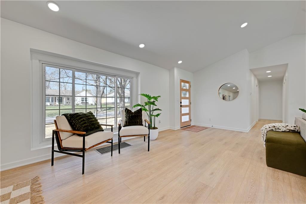 9427 Wenonga Road Leawood, KS 66206 - Photo 10 of 45