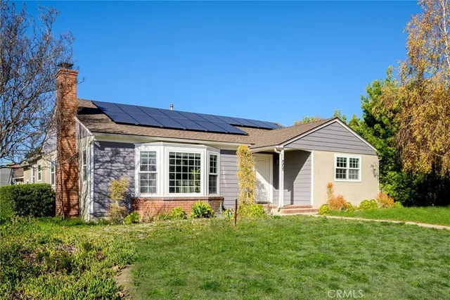a view of a house with backyard and garden