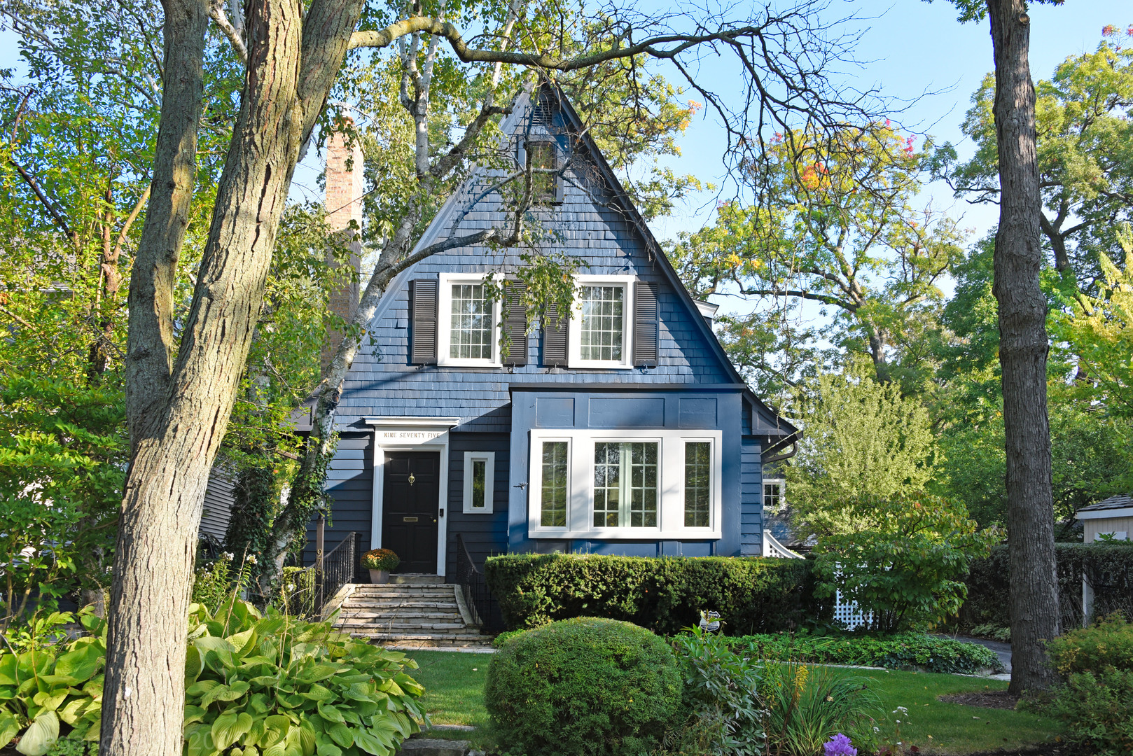 975 Oak Street Winnetka, IL 60093 - Photo 1 of 1 front view of a house with a yard