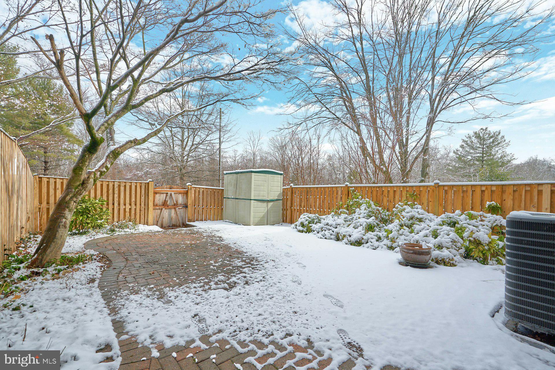 9634 Blincoe Court Burke, VA 22015 - Photo 33 of 53 a backyard of a house with lots of green space