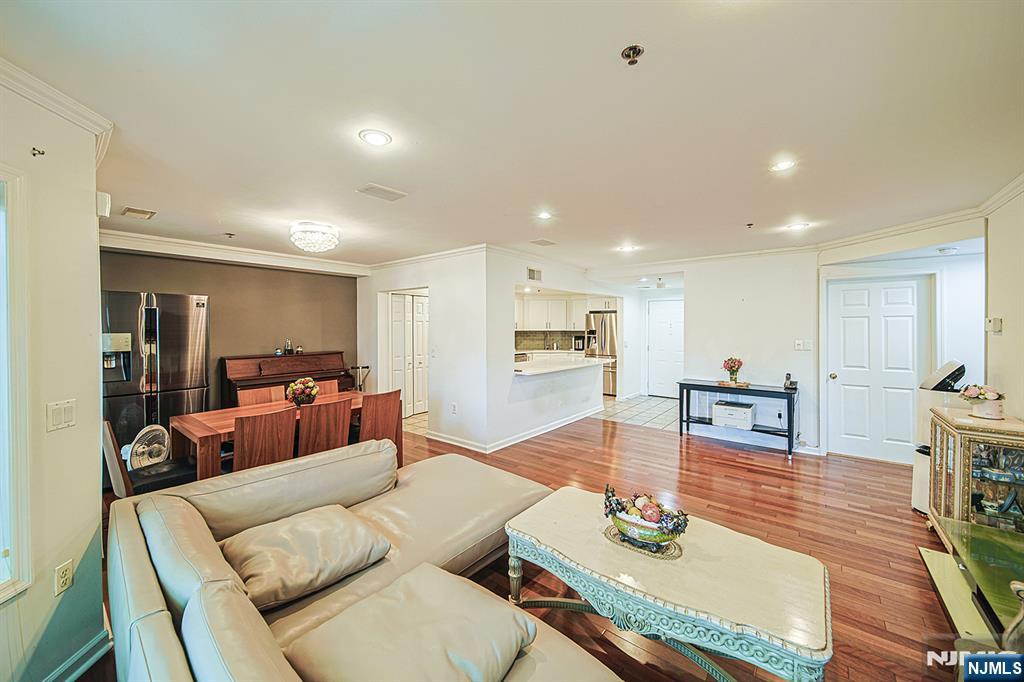 306 Smith Court, Unit R306 Edgewater, NJ 07020 - Photo 9 of 33